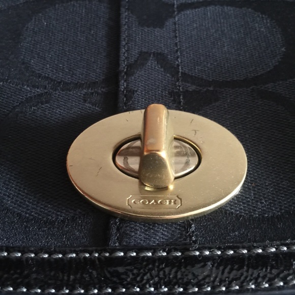 Authentic Coach Classic Black Shoulder Bag - Picture 2 of 8